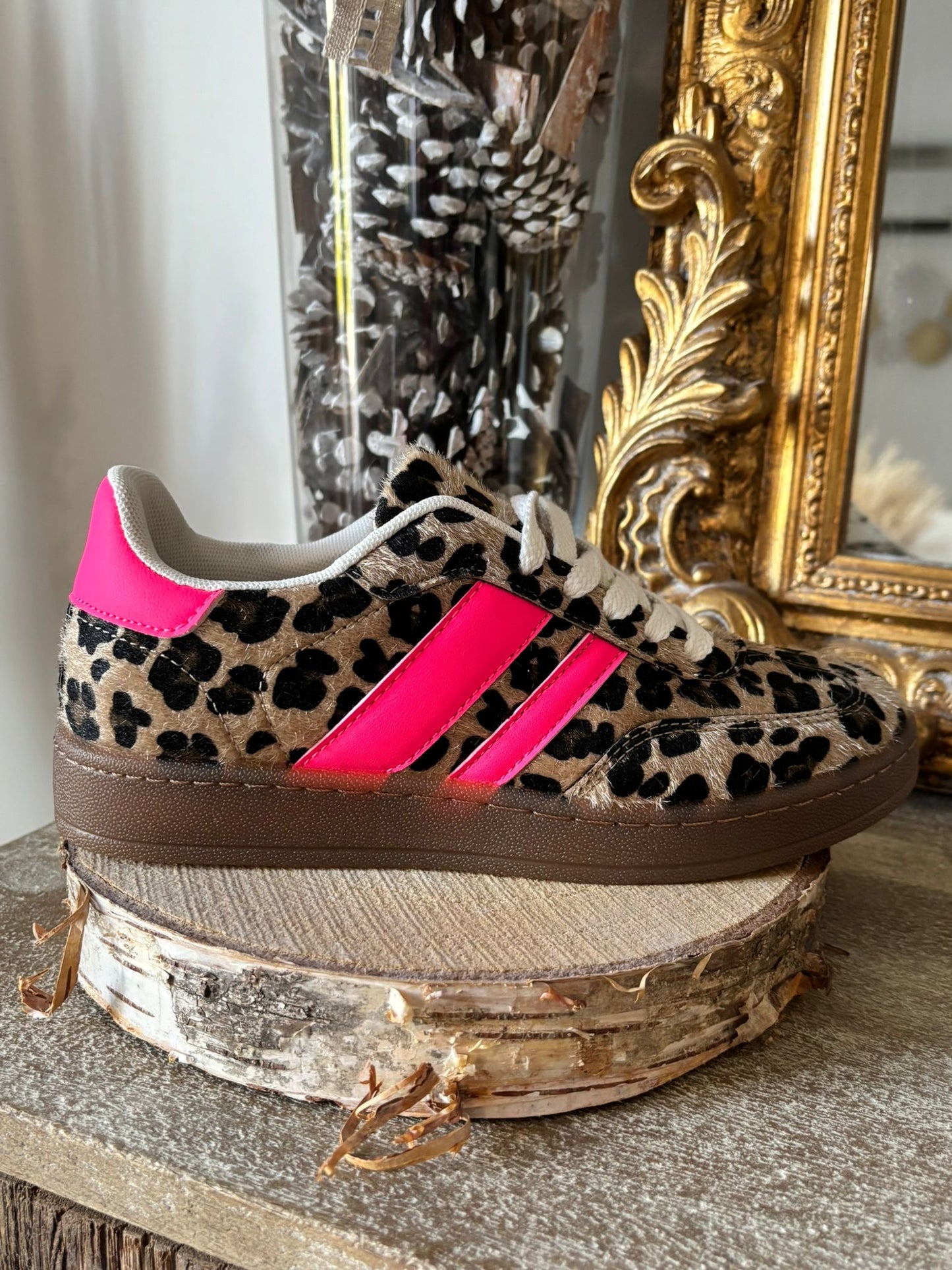 Sneakers léopard et bandes rose fluo