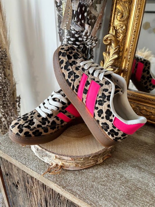 Sneakers léopard et bandes rose fluo