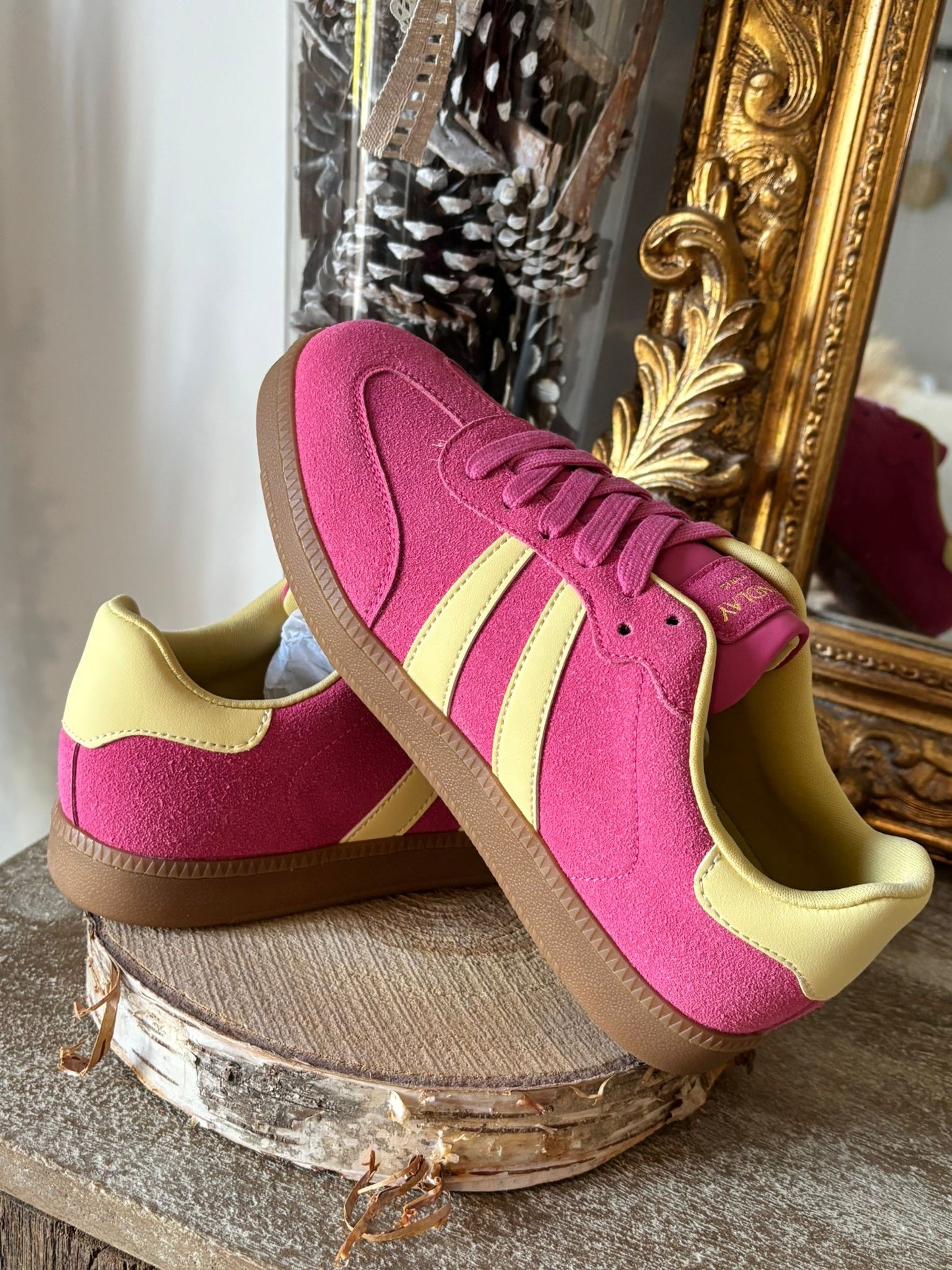 Sneakers roses suédine avec bandes jaunes – Findlay Paris