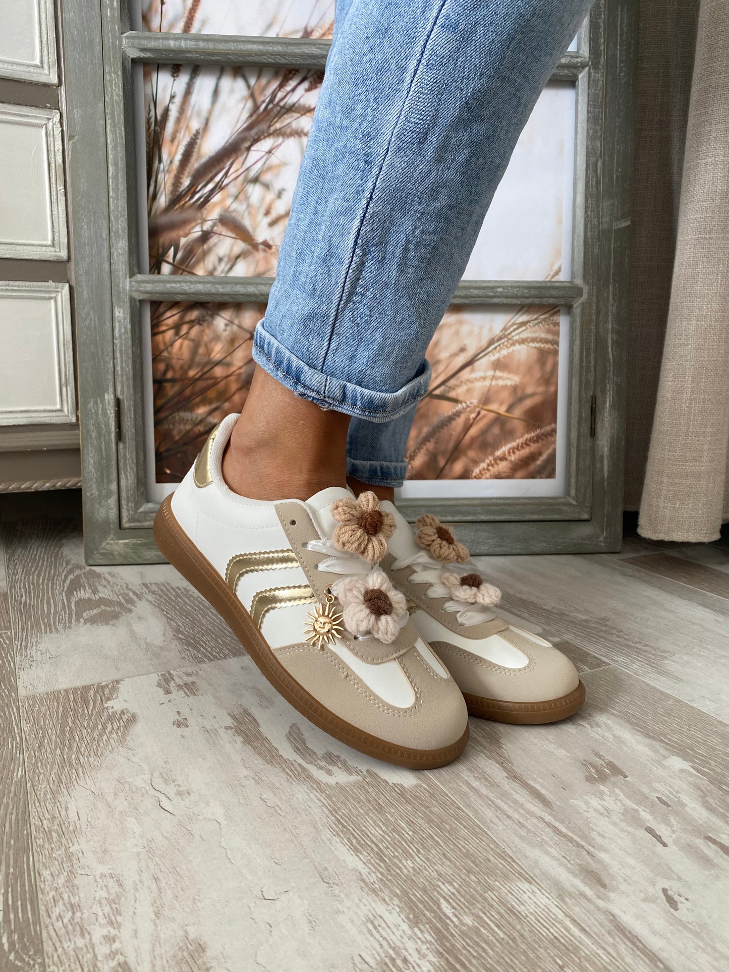 Sneakers femme beige fleurs bohème semelle gomme