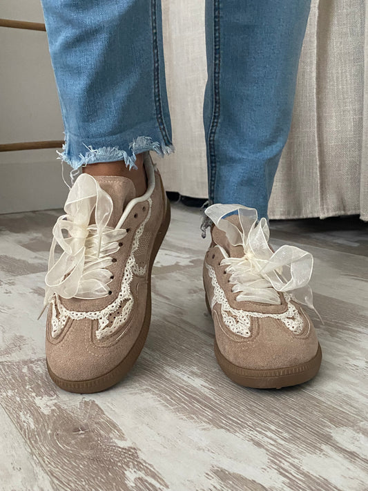 Sneakers femme beige dentelle lacets satin