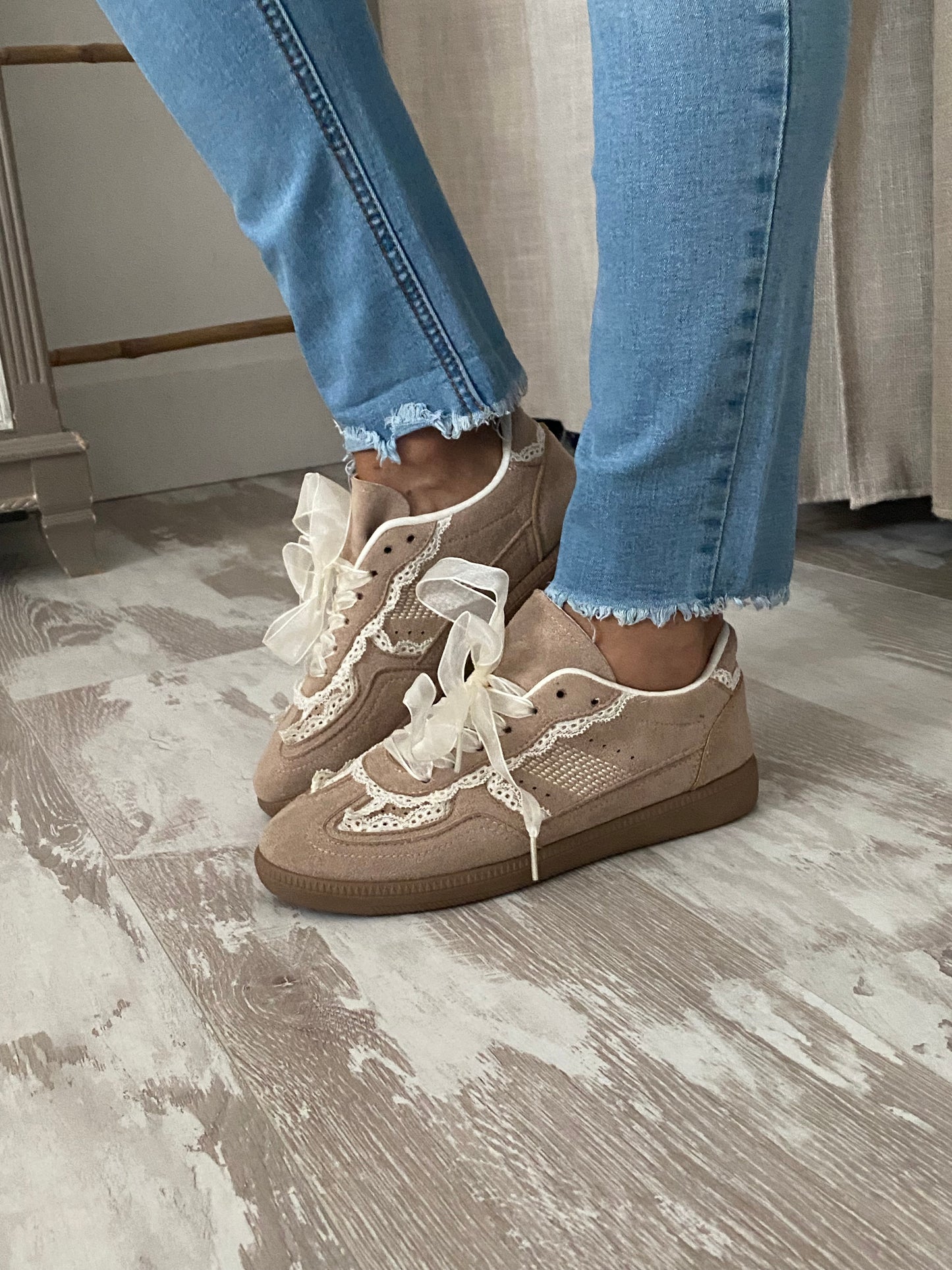 Sneakers femme beige dentelle lacets satin