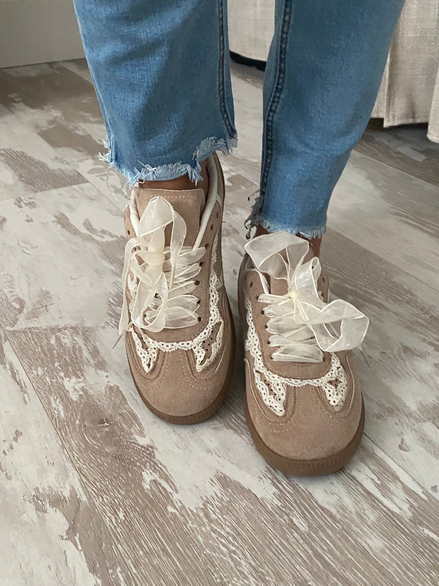 Sneakers femme beige dentelle lacets satin