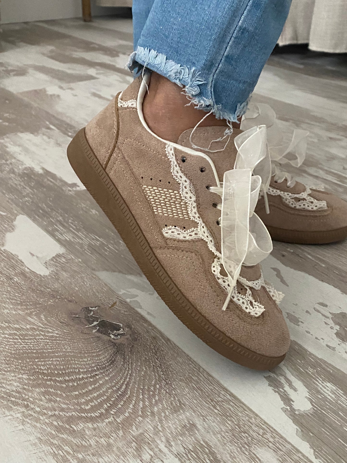 Sneakers femme beige dentelle lacets satin